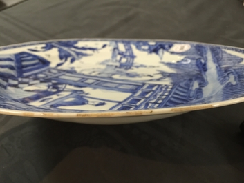 Een paar Chinese blauw-witte schotels met sc&egrave;ne uit "De Romance van de Westelijke Kamer", Yongzheng